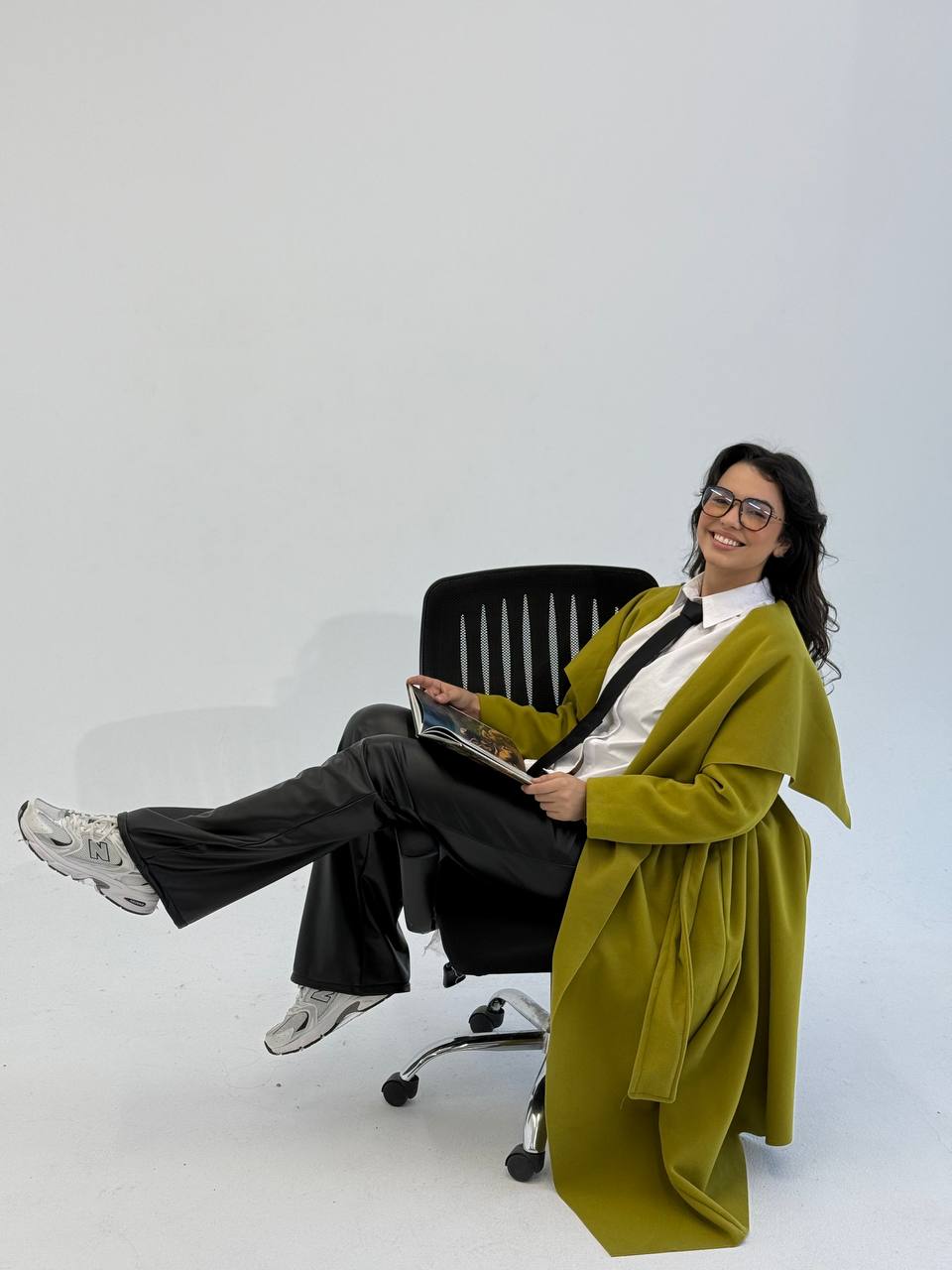 Long Trench Coat with a Modern and Unique Cut – Elegant Winter Style