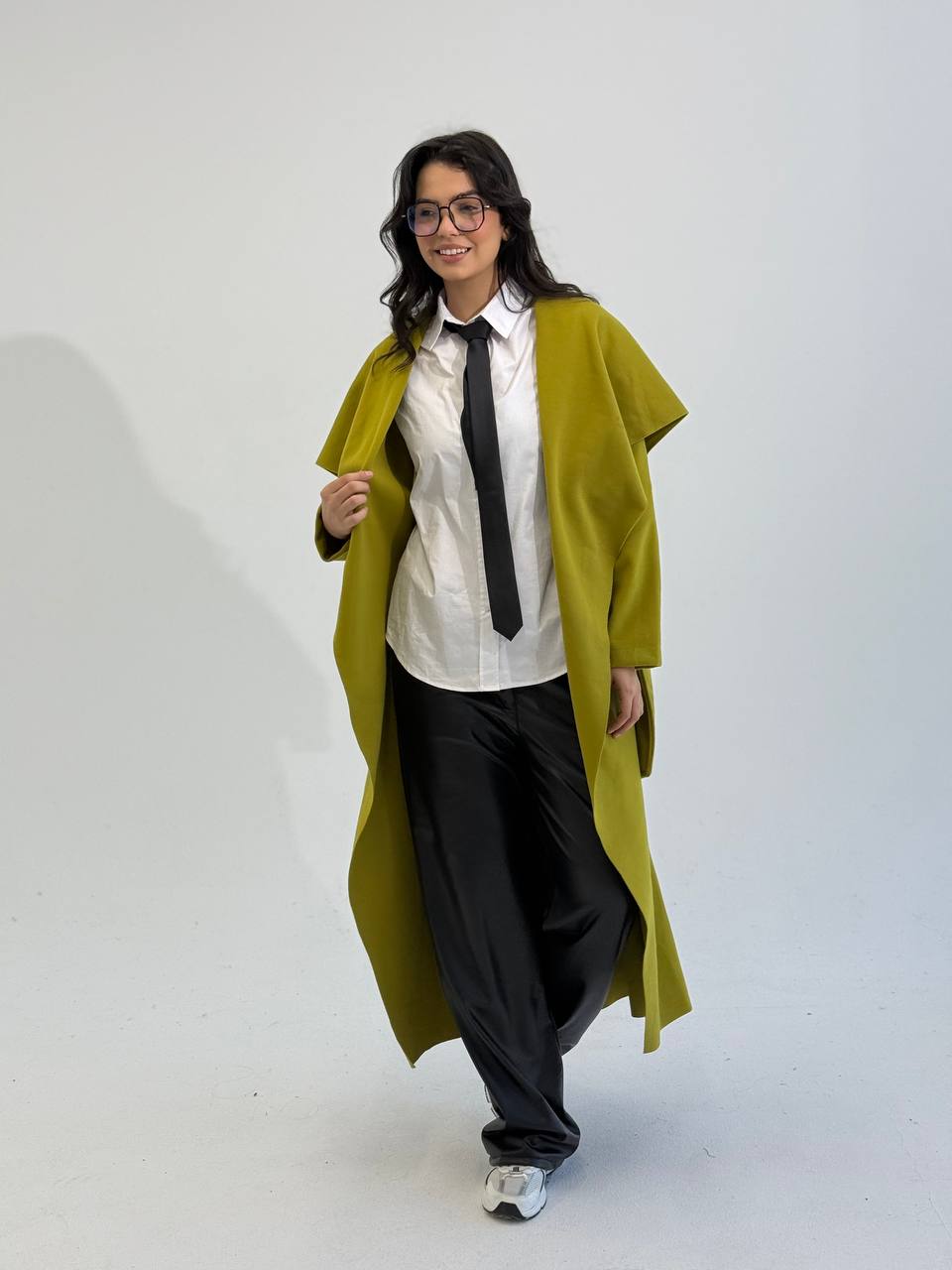Long Trench Coat with a Modern and Unique Cut – Elegant Winter Style