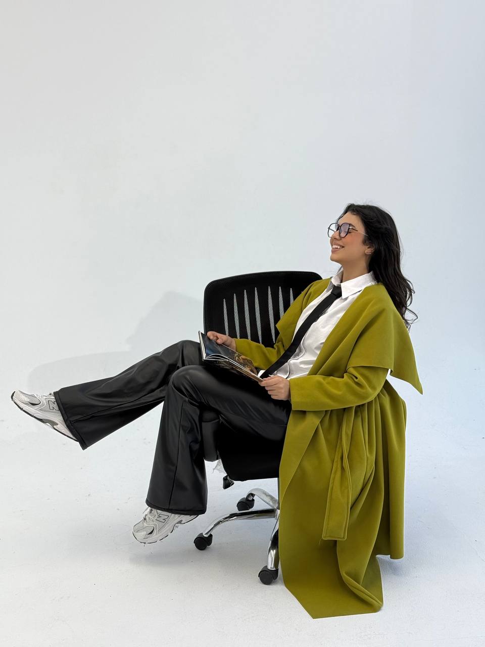 Long Trench Coat with a Modern and Unique Cut – Elegant Winter Style