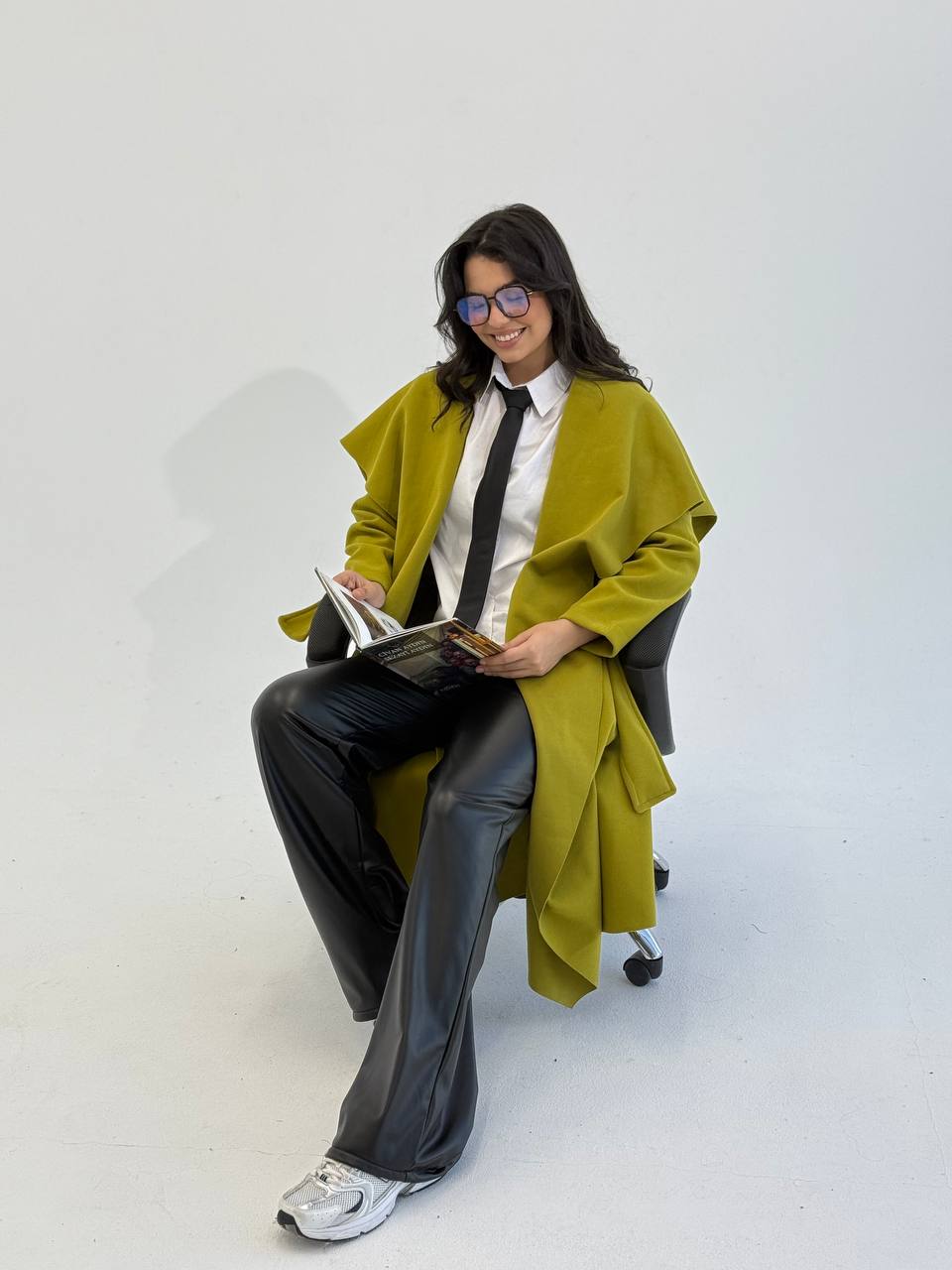 Long Trench Coat with a Modern and Unique Cut – Elegant Winter Style